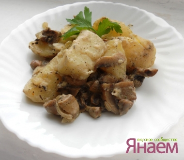 Молодой картофель с грибами и сметаной