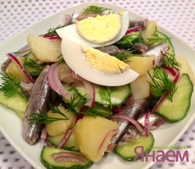 Салат с пряной килькой