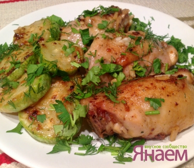 Куриные бедрышки с кабачками