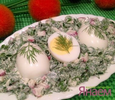 Салат из зеленого лука и редиса с вареными яйцами