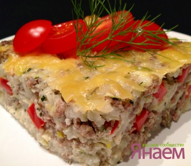 Запеканка с мясным фаршем, рисом и цукини