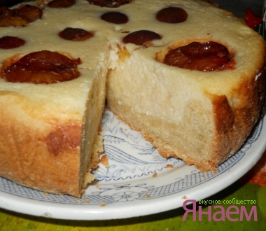 Пирог с творожной начинкой и сливами