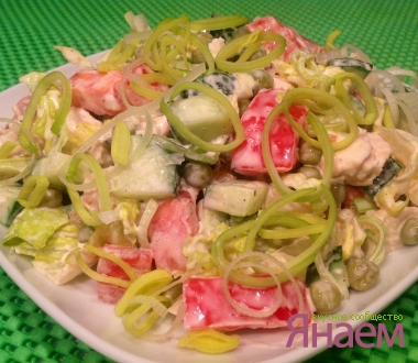Салат из куриного филе с овощами