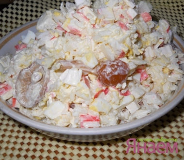 Салат с крабовыми палочками и маринованными грибами