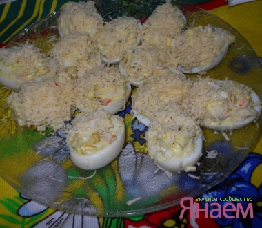 Яйца, фаршированные крабовыми палочками.