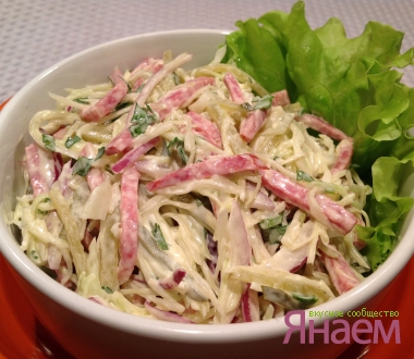 Салат с капустой и копченой колбасой