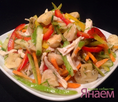 Салат из овощей с курицей и маринованными грибами