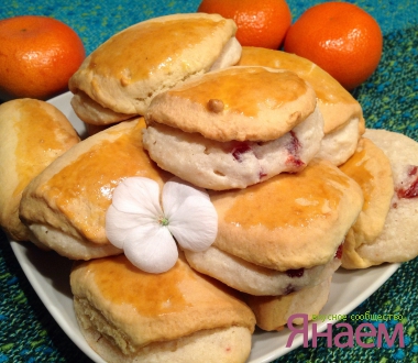 Сочни с творогом и сушеной вишней