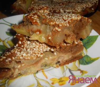Пирог с ржаной муки с киви, яблоком и грушей.