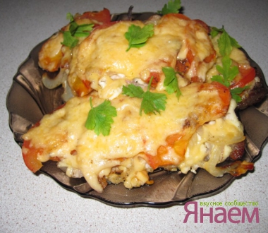 Сочное мясо под овощной «шубкой»