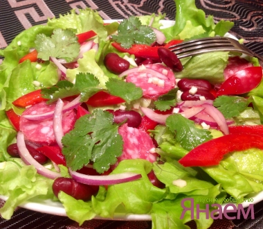 Салат с перцем, фасолью и колбасками