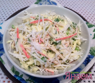 Салат с капустой и крабовыми палочками