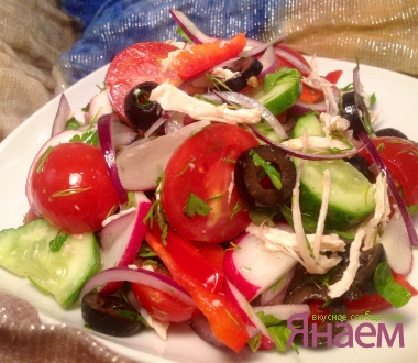 Салат овощной с куриным филе