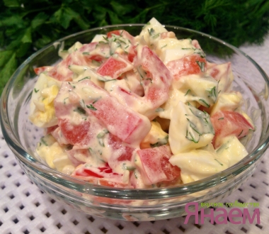 Салат с помидором и яйцом