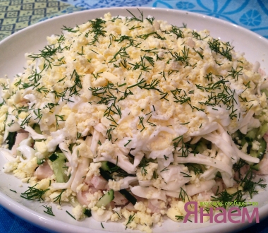 Салат с куриной грудкой и плавленным сырком