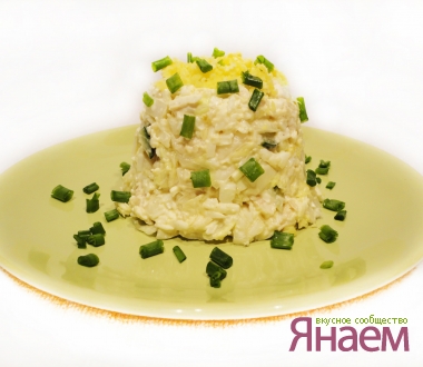 Салат с куриной грудкой и плавленным сырком