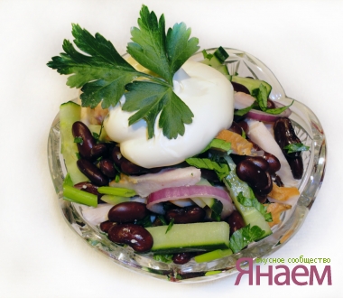 Салат с фасолью и копченой курицей