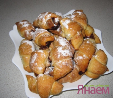 Рогалики с орехами и клубничным вареньем