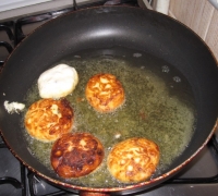 Сладкие сырники с бананом и изюмом(Шаг&nbsp;№4)