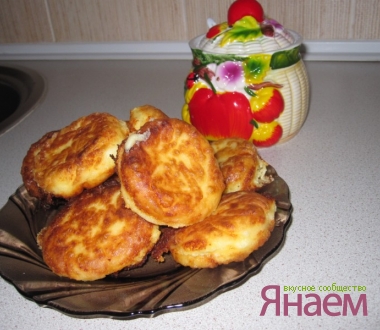 Сладкие сырники с бананом и изюмом