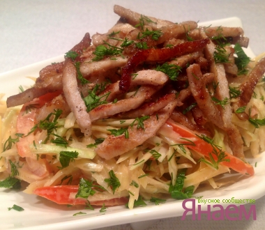 Салат с капустой и жаренным мясом