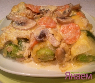 Лук-порей с беконом и шампиньонами