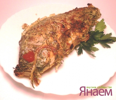 Запеченные караси под сметаной и укропом