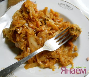 Капуста, тушенная с мясом.