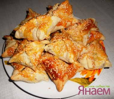 Слоеные пирожки с грибами и кунжутом
