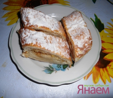 Слоеный рулет с яблоками