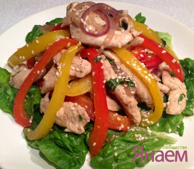 Теплый салат с курицей и болгарским перцем