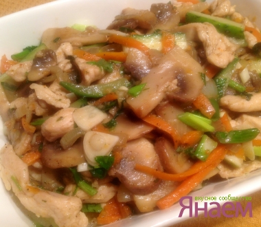 Блюдо из куриного филе с шампиньонами и огурцами
