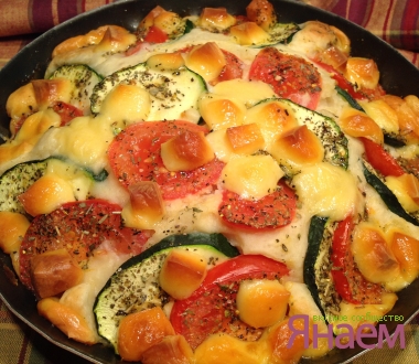 Быстрый пирог с беконом, цукини и помидорами