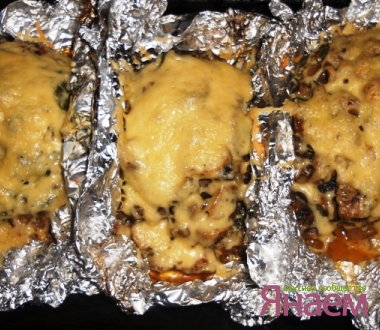 Лосось, запеченный с грибами и укропом