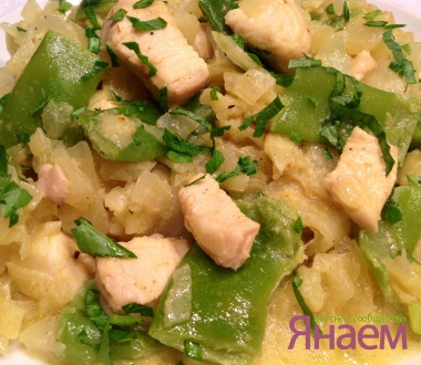 Тушеная капуста с курицей, фасолью и карри