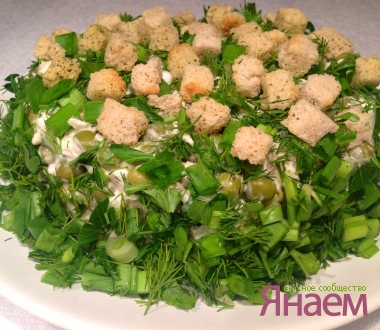 Салат с куриной грудкой и сухариками
