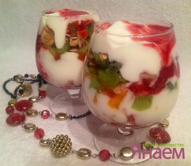 Десерт из мюсли с йогуртом и фруктами