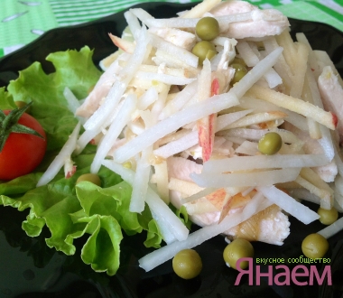 Салат из белой редьки с курицей