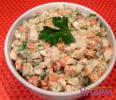 Салат с курицей, морковью и маринованными огурчиками