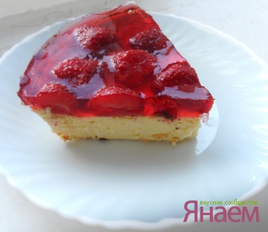Творожная запеканка с клубникой в желе