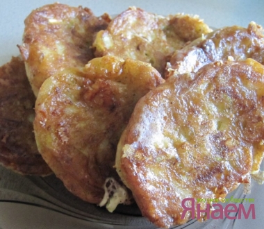 Быстрые оладьи с кабачком и сыром
