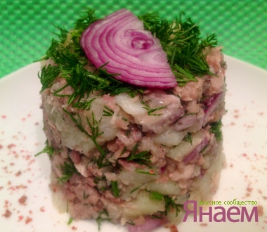 Салат из рыбных консервов с теплым картофелем