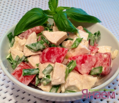 Салат с куриной грудкой и помидорами