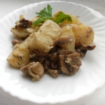 Молодой картофель с грибами и сметаной