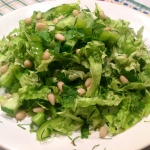 Зеленый салат с кедровыми орешками