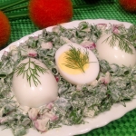 Салат из зеленого лука и редиса с вареными яйцами