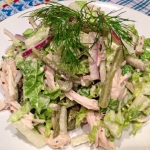 Салат с куриной грудкой, корнишонами и китайской капустой