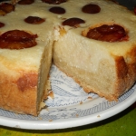 Пирог с творожной начинкой и сливами