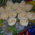 Яйца, фаршированные крабовыми палочками.