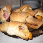 Закусочные рогалики с грудинкой и сыром